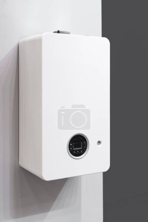 Foto de Caldera de calentador de agua automática de gas metálico moderno con panel de control montado en la pared en el hogar, electrodomésticos para calefacción y agua caliente - Imagen libre de derechos