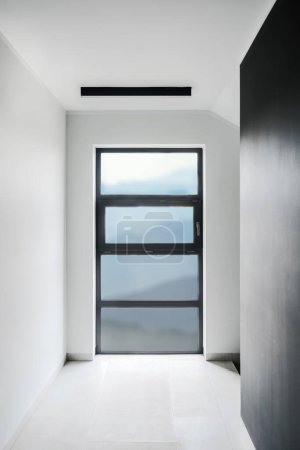 Foto de Ventana panorámica con vidrio esmerilado en la entrada con interior moderno en edificio de varios pisos, concepto de renovación - Imagen libre de derechos