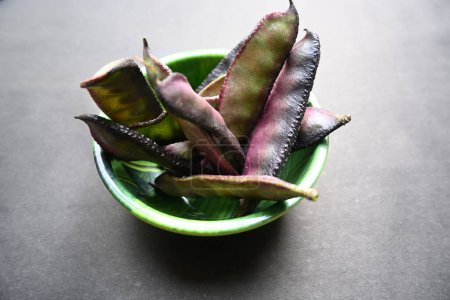 Lablab purpureus Gemüse auf schwarzem Hintergrund. Seine anderen Namen Laborbohne, Bonavistische Erbse, Dolichos-Bohne, Seim, Laboratorium, Ägyptische Nierenbohne, Indische Bohne. 