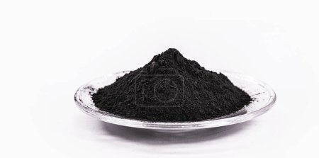Foto de Barro negro: también conocido como barro volcánico, es el más adecuado para la desintoxicación de la piel. Tiene acción antiinflamatoria debido a la alta concentración de aluminio y silicio - Imagen libre de derechos