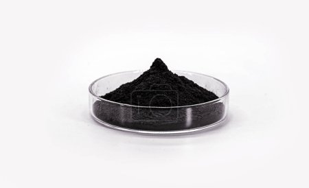 Foto de Barro negro: también conocido como barro volcánico, es el más adecuado para la desintoxicación de la piel. Tiene acción antiinflamatoria debido a la alta concentración de aluminio y silicio - Imagen libre de derechos