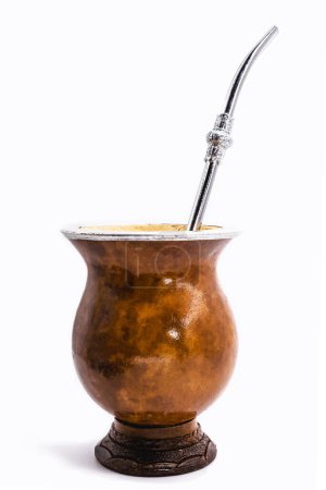 Téléchargez les photos : Chimarrao gourd, with metallic straw or bomb, yerba mate and hot water, chimrrao isoaldo on white background, typical drink from southern brazil, rio do sul tradition - en image libre de droit