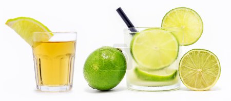 Téléchargez les photos : Cachaca et caipirinha, boisson brésilienne typique, à base d'alcool, de glace, de citron et de sucre. fond blanc isolé - en image libre de droit