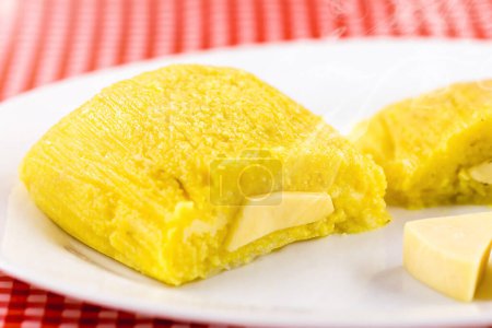 Foto de Pamonha, maíz dulce brasileño con relleno de queso. Pamonha típica de Brasil, comida del estado de minas gerais y goiais. , comida típica de las festividades de junio - Imagen libre de derechos