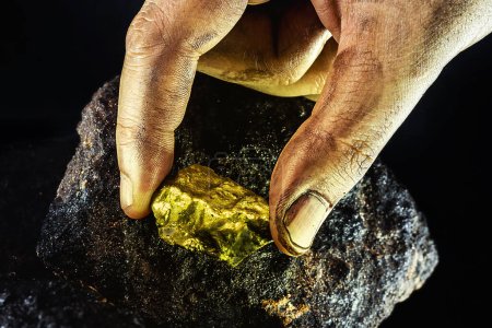 Foto de Gran piedra de oro que se retira de la mina, concepto de extracción de minerales y excavación de oro, macrofotografía - Imagen libre de derechos