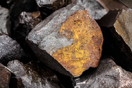 Foto de Mineral de hierro, rocas de las que se puede obtener hierro metálico, hierro extraído de magnetita, hematita o siderita. materias primas para la industria metalúrgica - Imagen libre de derechos