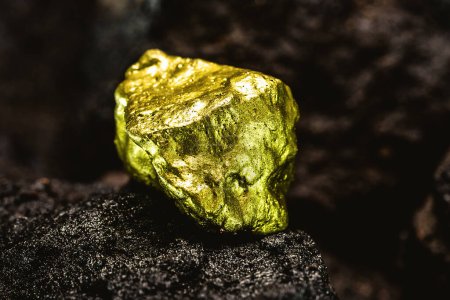 pépite d'or dans la mine, concept d'excavation de pierres précieuses