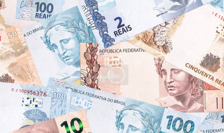 Foto de Varios billetes de banco brasileños, billetes reales en textura y fondo - Imagen libre de derechos