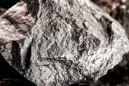 Foto de Mineral de hierro utilizado en la industria metalúrgica y la construcción civil, concepto de extracción de minerales - Imagen libre de derechos