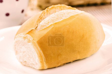 Téléchargez les photos : Pain de sel brésilien servi pour le petit déjeuner, appelé pain français, croustillant et frais du four, servi avec du café noir chaud - en image libre de droit