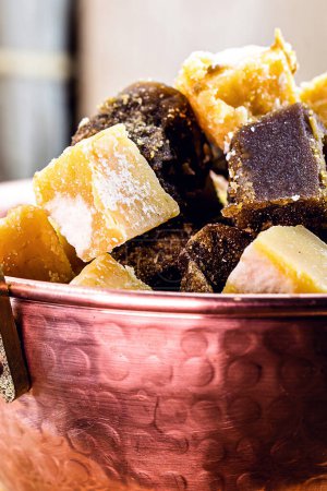 Téléchargez les photos : Bonbons de canne à sucre cassés en morceaux, diverses saveurs. rapadura brésilien, doux du nord-est du pays
. - en image libre de droit