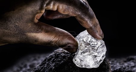 Téléchargez les photos : Diamant brut, pierre précieuse dans les mines. Concept d'exploitation minière et d'extraction de minerais rares. - en image libre de droit