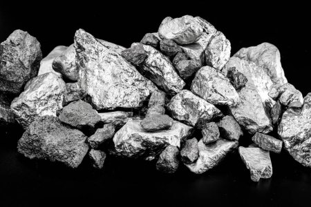 Téléchargez les photos : Plusieurs pierres brutes, argent, manganèse, étain, chrome et platine. Concept minier, matériau industriel
. - en image libre de droit