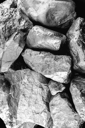 Rohes Mangan. Manganstein isoliert auf schwarzem Hintergrund. Mineralische Gewinnung von Schwermetallen aus Brasilien.