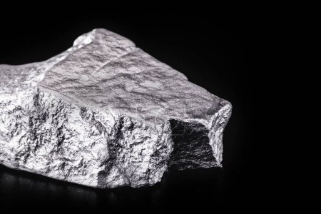 Téléchargez les photos : Pierre brute de cobalt, extraite d'Afrique. Exploitation minière lourde
. - en image libre de droit