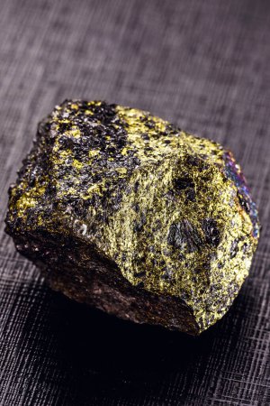 Foto de Roca con trazas de cobre, mineral extraído sobre fondo negro aislado - Imagen libre de derechos