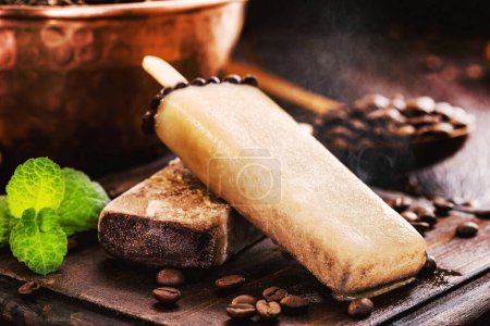 Foto de Helado de café, helado casero, helado de capuchino. Helado raro y gourmet - Imagen libre de derechos