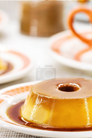 Téléchargez les photos : Condensed milk pudding, sweet dessert with vanilla and caramel in syrup, made at home. - en image libre de droit