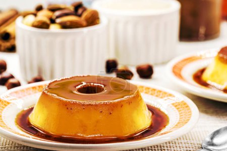 Téléchargez les photos : Vegan pudding made with almond milk and chestnuts, egg-free, gluten-free, vegan sweet or dessert - en image libre de droit