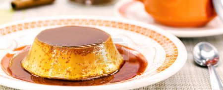 Téléchargez les photos : Condensed milk pudding with vanilla cream, typical Brazilian sweet. Home made dessert. - en image libre de droit