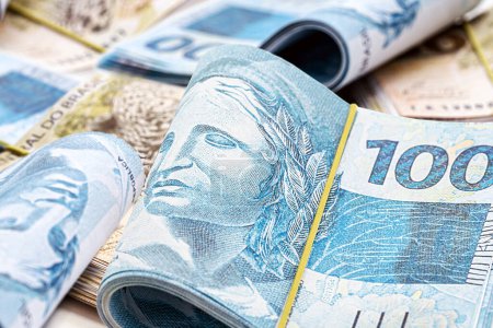 Foto de Muchos billetes de cien y cincuenta reales, dinero brasileño, gran premio, pago, salario, sobre fondo blanco aislado - Imagen libre de derechos