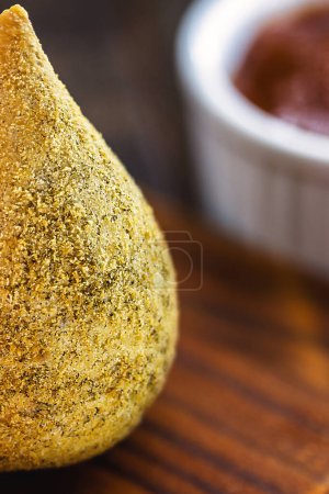 gebratenes Hühnchen coxinha typisch für Brasilien. Salzig serviert mit Ketchup, in Cafés, Bäckereien oder Restaurants. Traditioneller Imbiss aus Brasilien.