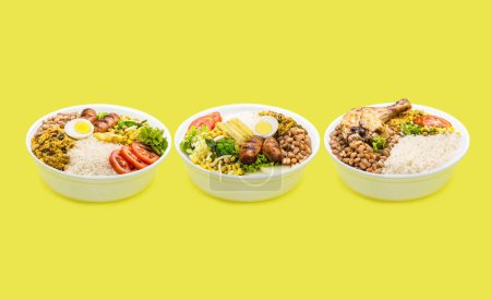 Marmita oder Marmitex, brasilianische Mittagsmahlzeit mit Reis, Wurst, Farofa und Salat, Bohnen, Kopierraum, gelber Hintergrund