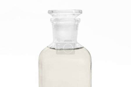 Plaguicida líquido Dietiltoluamida DEET 99% TC para repelente de mosquitos, en frasco de reactivo. Química utilizada para el veneno, repelentes y pesticidas