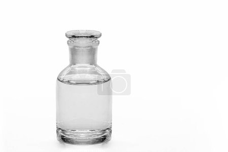 Plaguicida líquido Dietiltoluamida DEET 99% TC para repelente de mosquitos, en frasco de reactivo. Química utilizada para el veneno, repelentes y pesticidas