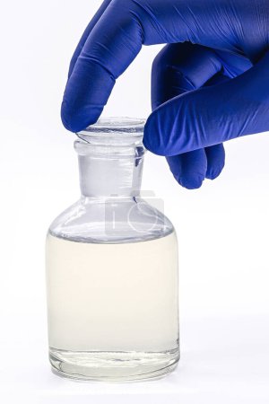 Flüssiges Pestizid Diethyltoluamid DEET 99% TC für Mückenschutz, in Reagenzflasche. Chemikalie für Gift, Repellentien und Pestizide