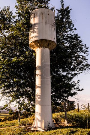 box metallic water tank, rural water reservoir, cup or column type, in a precarious situation, dirty and abandoned, Minas Gerais state, Brazil