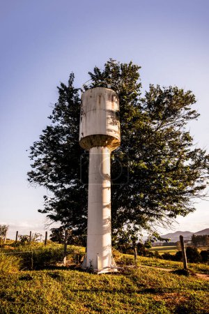 box metallic water tank, rural water reservoir, cup or column type, in a precarious situation, dirty and abandoned, Minas Gerais state, Brazil