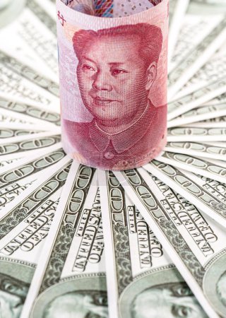 Dinero chino, Renminbi, billete de 100 yuanes, acorralado por muchos billetes de cien dólares. Concepto de disputa financiera entre China y los estados unidos