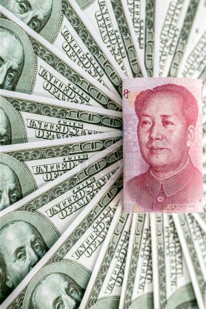 Billets de 100 dollars avec billet de 100 yuans (Renminbi), concept de dévaluation de la monnaie chinoise