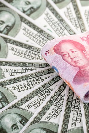 100-Dollar-Banknoten mit 100-Yuan-Banknote (Renminbi), Konzept der Abwertung der chinesischen Währung