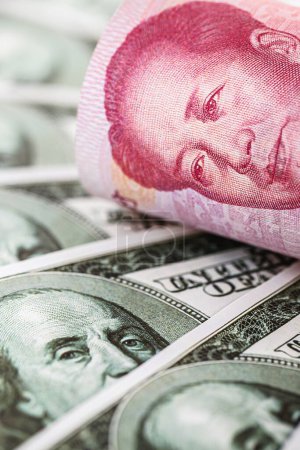 100-Dollar-Banknoten mit Hundert-Yuan-Schein (Renminbi), Konzept der Abwertung der amerikanischen Währung gegenüber dem chinesischen Geld, Finanzkrise