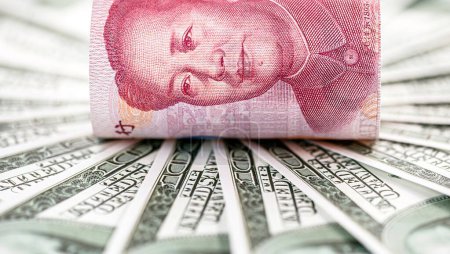 Billets de 100 dollars avec billet de 100 yuans (Renminbi), concept de dévaluation de la monnaie américaine par rapport à la monnaie chinoise, crise financière