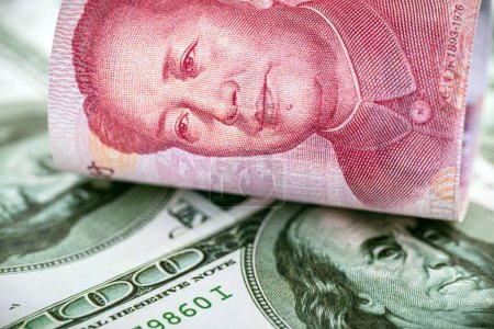 100-Dollar-Banknoten mit Hundert-Yuan-Schein (Renminbi), Konzept der Abwertung der amerikanischen Währung gegenüber dem chinesischen Geld, Finanzkrise