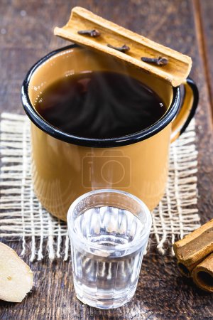 hot Brazilian wine, called "quentao", and its ingredients, cinnamon sticks, star anise or cloves, ginger and a dose of Brazilian rum or cachaa. How to prepare "quento".