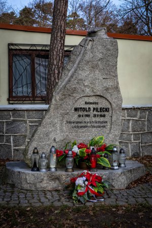 Foto de Sobotka, Polonia - 31 de diciembre de 2022: Piedra conmemorativa de Witold Pilecki, oficial de caballería polaco de la Segunda Guerra Mundial, frente a la casa turística Pod Wiezyca. - Imagen libre de derechos