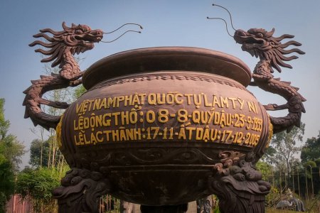Téléchargez les photos : Lumbini, Népal - 8 décembre 2018 : Un grand pot d'argile avec inscription et deux dragons comme ornement dans le jardin du temple bouddhiste vietnamien. - en image libre de droit