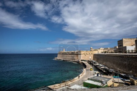 Téléchargez les photos : La Valette, Malte - 17 avril 2023 : Panorama de la mer Méditerranée avec le fort Sant Elmo et le brise-lames dans la vieille ville de La Valette. - en image libre de droit