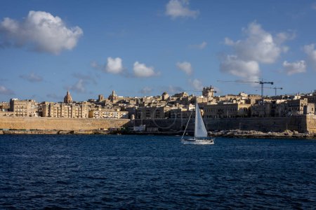 Téléchargez les photos : La Valette, Malte - 18 avril 2023 : Vue de Sliema à la vieille ville de La Valette. Petit voilier au premier plan. - en image libre de droit