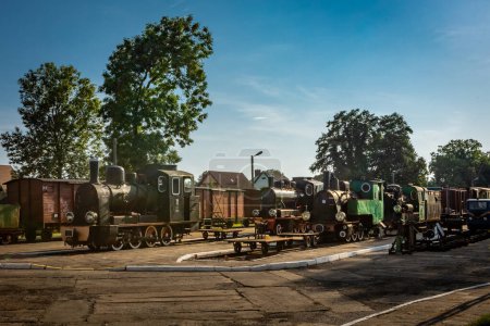 Foto de Gryfice, Polonia - 19 de septiembre de 2023: Viejas locomotoras y trenes oxidados en el museo de exposiciones ferroviarias de vía estrecha The Seaside. - Imagen libre de derechos