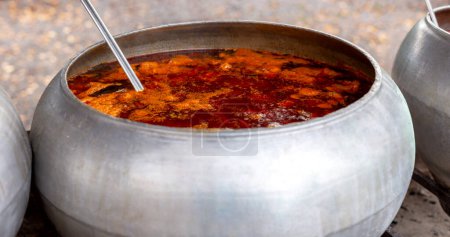 Téléchargez les photos : Délicieux borscht rouge frais cuit dans une grande casserole. Salle à manger. Concentration sélective - en image libre de droit