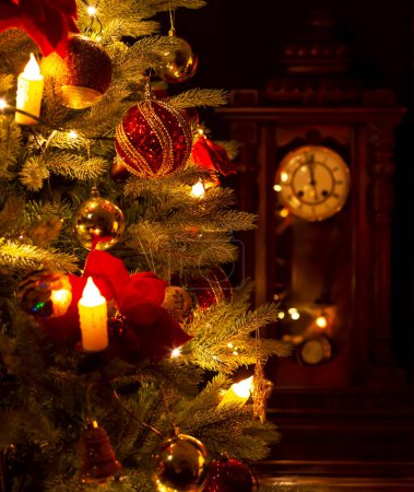 Téléchargez les photos : Arbre de Noël décoré avec lumières et horloge. Concentration sélective, déconcentration - en image libre de droit