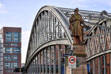 Téléchargez les photos : Hambourg, Allemagne - 14 octobre 2019 : Le Kornhaus historique vole un pont avec une statue en pierre de Christophe Colomb devant lui. - en image libre de droit