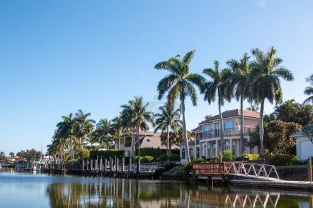 Téléchargez les photos : Maisons spectaculaires de luxe le long de la côte dans une résidence lucrative de miliionars en Floride - en image libre de droit