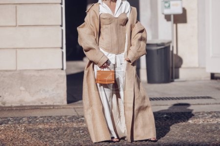 Téléchargez les photos : Milan, Italy - February 25, 2022: Street style, woman wearing fashionable outfit. - en image libre de droit