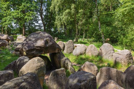 Téléchargez les photos : Vue latérale de Dolmen 25a-c connu sous le nom de Kleinenkneter Stones à Wildeshausen - en image libre de droit